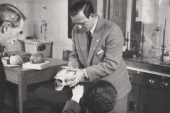 20-Alberto-Carlo-Blanc-e-Sergio-Sergi-con-il-primo-cranio-di-Grotta-Guattari-scoperto-nel-1939