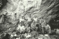 31-Gruppo-di-scavo-a-Grotta-Romanelli-LE-1954-al-centro-A.C.-Blanc