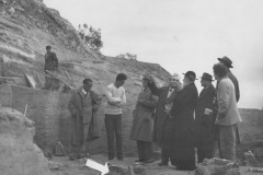 37-Torreimpietra-RM-1955-visita-cardinale-Eugene-Tisserant-allo-scavo