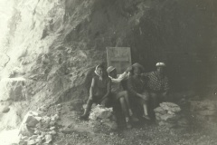 44-Grotte-dei-Balzi-Rossi-IM-Pier-Francesco-Cassoli-con-colleghi-fine-anni-50-del-secolo-scorso